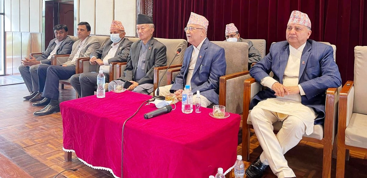 एमाले सांसदलाई ओलीको निर्देशन : सरकारमा रहँदा गरेका कामहरू लिएर जनतामा जानुस्