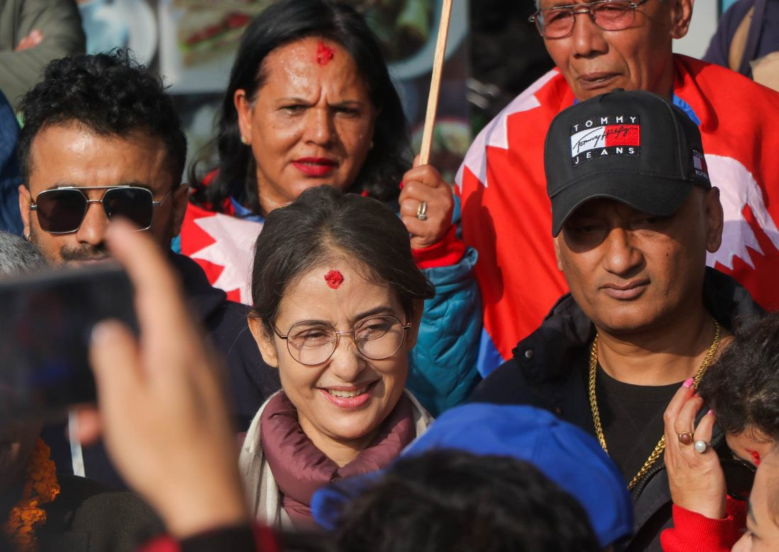 मिश्रलाई भोट माग्न मनिषा घरदैलोमा