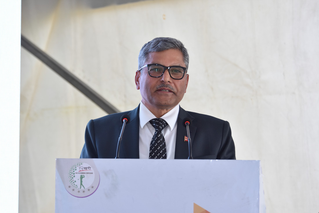 बैंकमा दुई खर्ब  छ, आत्तिनु पर्दैन : गभर्नर अधिकारी