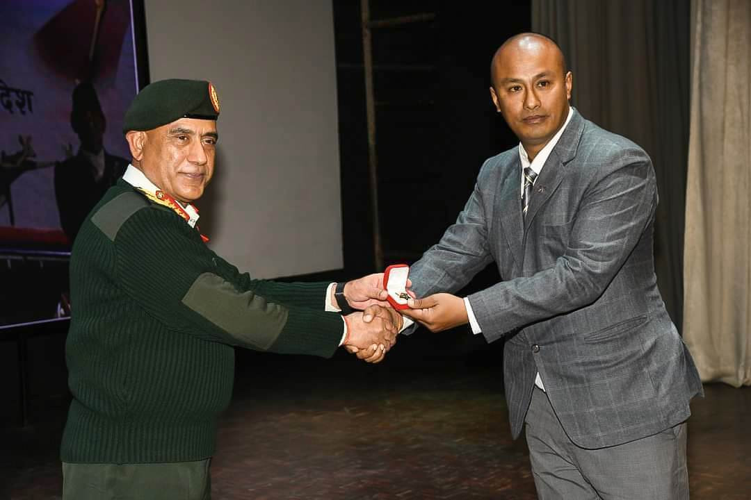 नेपाली सेनाले सम्मान गर्यो  प्रशिक्षक राजिव महर्जनलाई