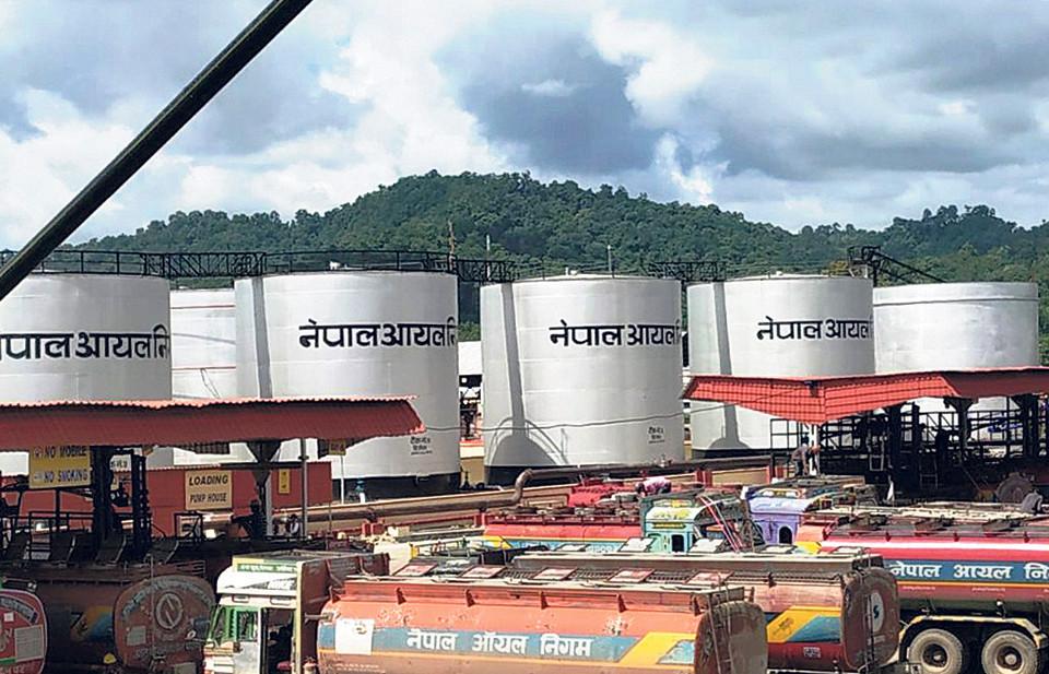 ग्यासको भाउ घट्यो,  पेट्रोल-डिजेलको भाउ बढ्यो
