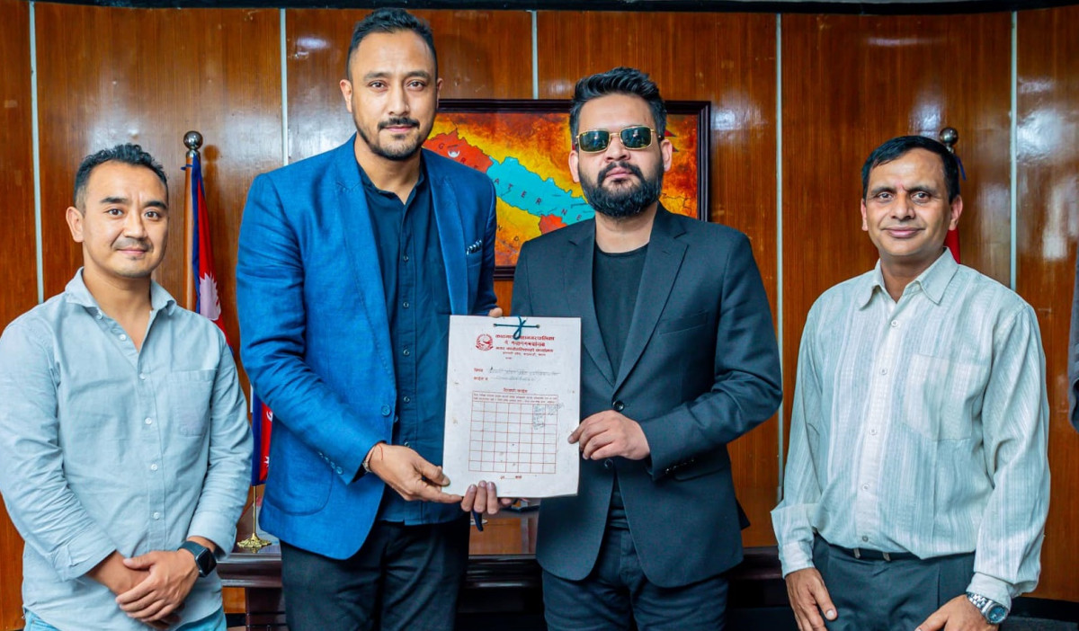 क्रिकेटमा बालेन र पारसको सहकार्य