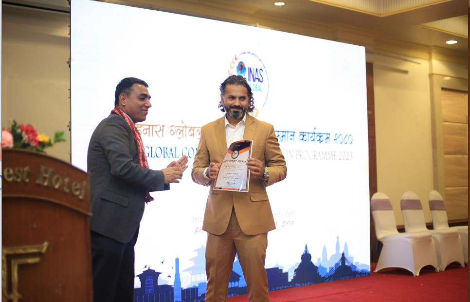 मदन र प्रकाशले ग्रहण गरे इनास उत्कृष्ट सम्मान