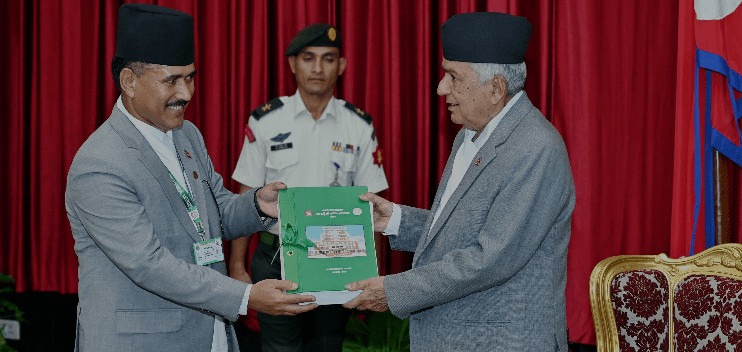 महालेखाले राष्ट्रपति पौडेललाई बुझायो प्रतिवेदन