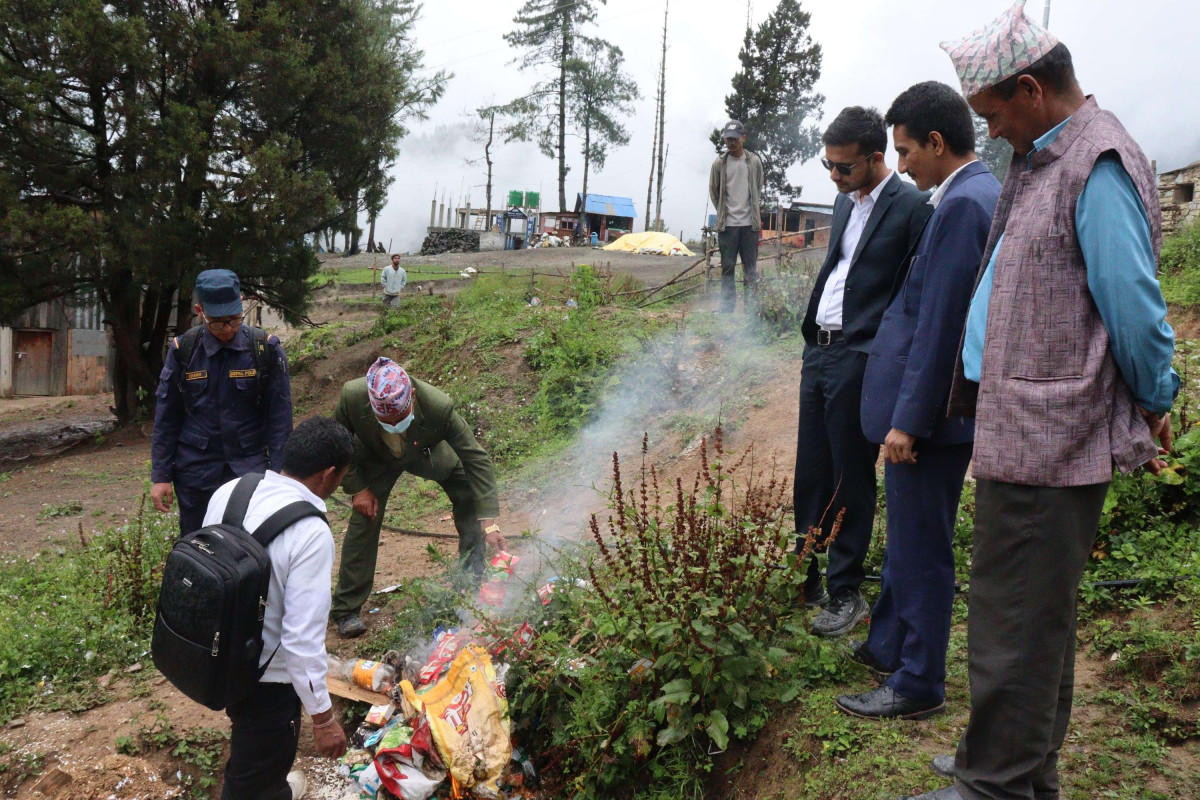 राराको सल्लेरी बजारमा अनुगमन, अखाद्य बस्तु भेटियो