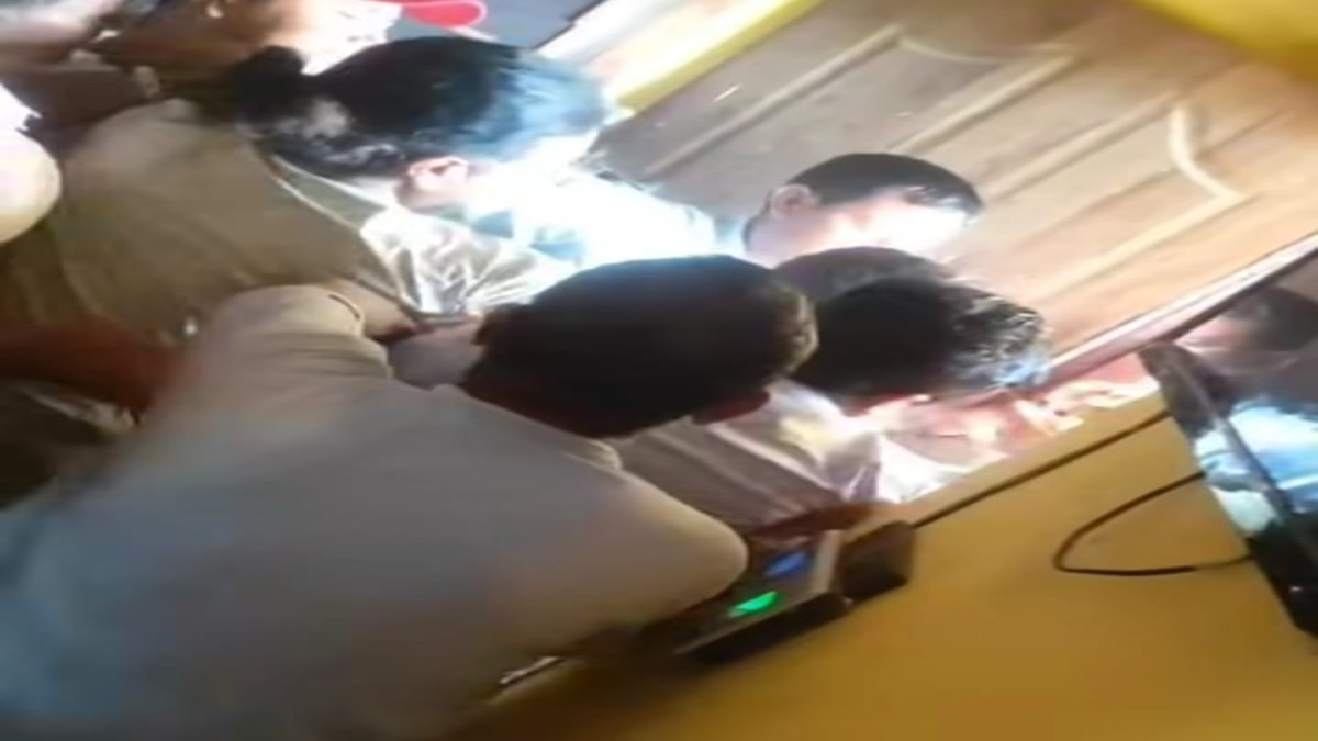 शिक्षकले छात्रालाई जिस्काएपछि विद्यालय तोडफोड