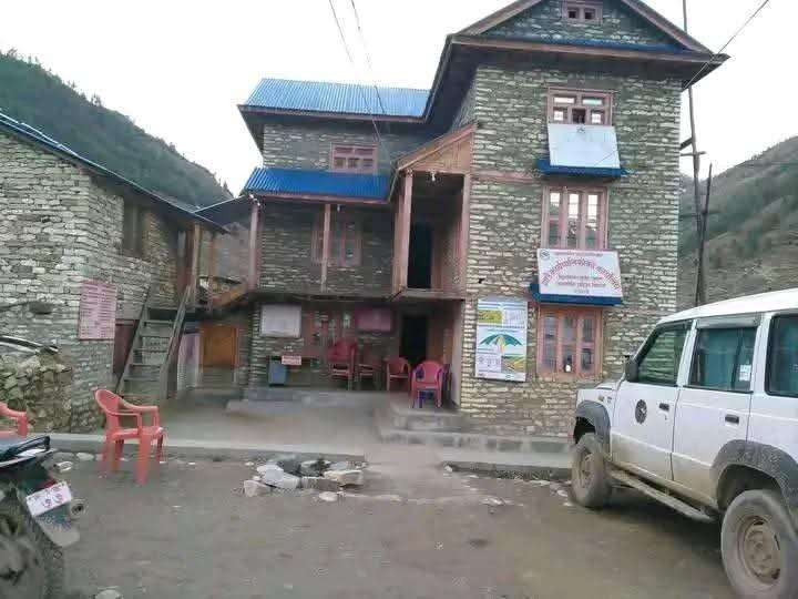 पातारासी गाउँपालिकामा करार शिक्षकले लगाए ताल्चा