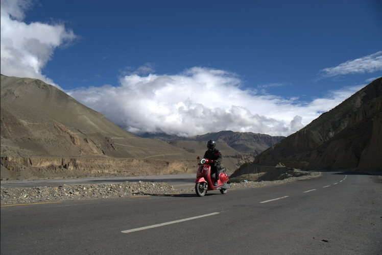 नेपालको कोरला सीमासम्म पुग्ने पहिलो ईभी स्कुटर बन्यो बजाज चेतक ईभी