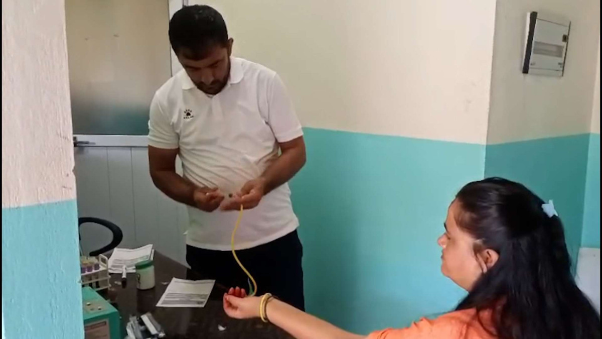 मन्थलीको आयुर्वेद तथा वैकल्पिक चिकित्सालयमा उपचार गर्न आउने बिरामीको सङ्ख्या बढ्दै