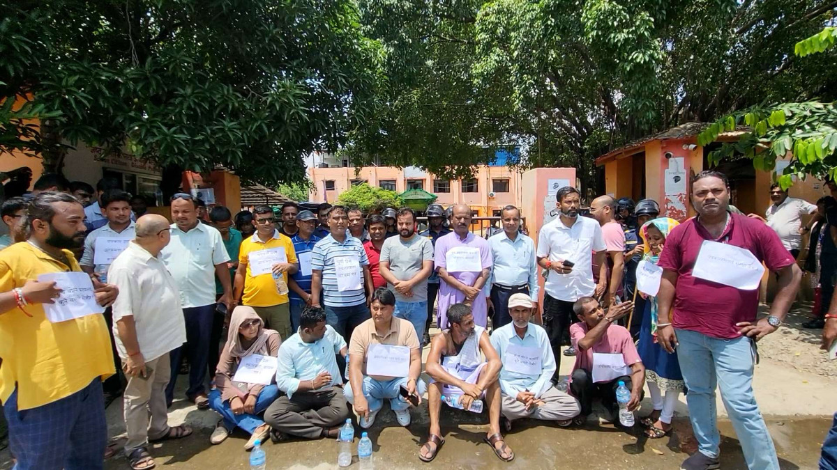 जिल्ला प्रशासन कार्यायल अगाडि पत्रकारहरुको प्रदर्शन