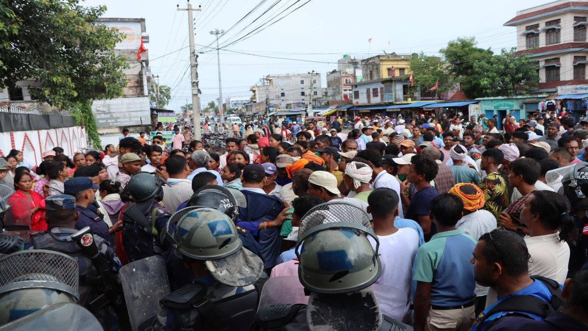 चितुवा नियन्त्रणमा लिन माग गर्दै प्रशासन घेराउ