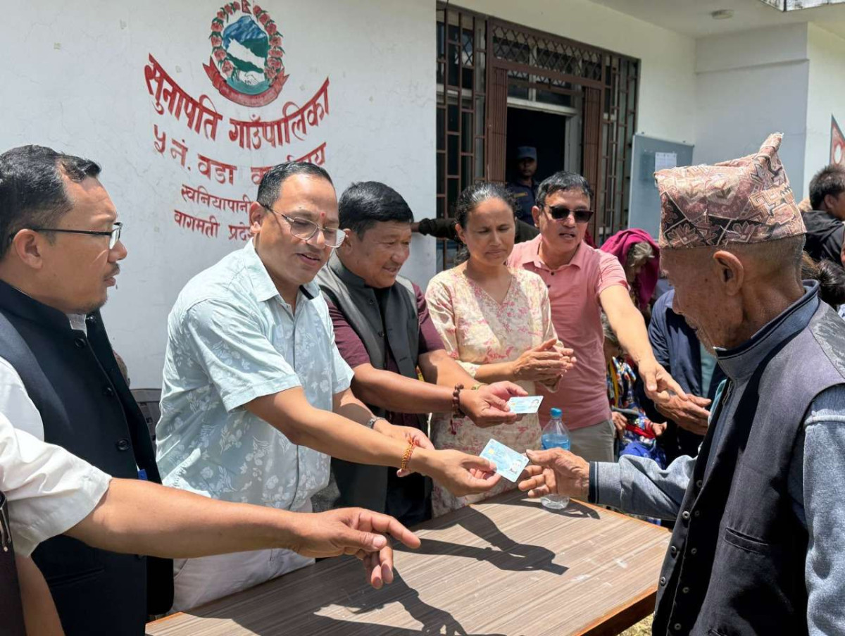 गाउँ–गाउँमै पुगेर राष्ट्रिय परिचयपत्र वितरण सुरु, रामेछापका नागरिकलाई सहजता