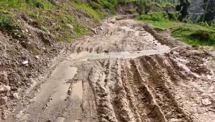 सेलेघाट–रामेछाप–साँघुटार सडकको काम निर्माण व्यवसायीले अलपत्र पारेपछि जनप्रतिनिधि र प्रशासनले देखाए चासो