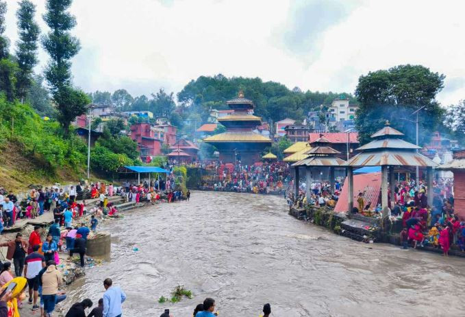 पितृप्रति श्रद्धा अर्पण गर्न आज गोकर्णेश्वर मन्दिरमा बिहानैदेखि भक्तजनहरुको भिड