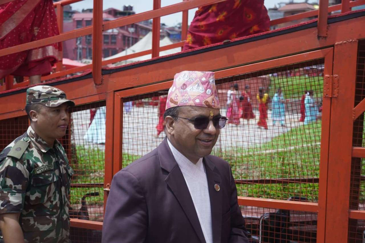 मन्त्री पाण्डेले पशुपतिनाथको दर्शनमा पुगेका भक्तजनहरुसँग भेटे