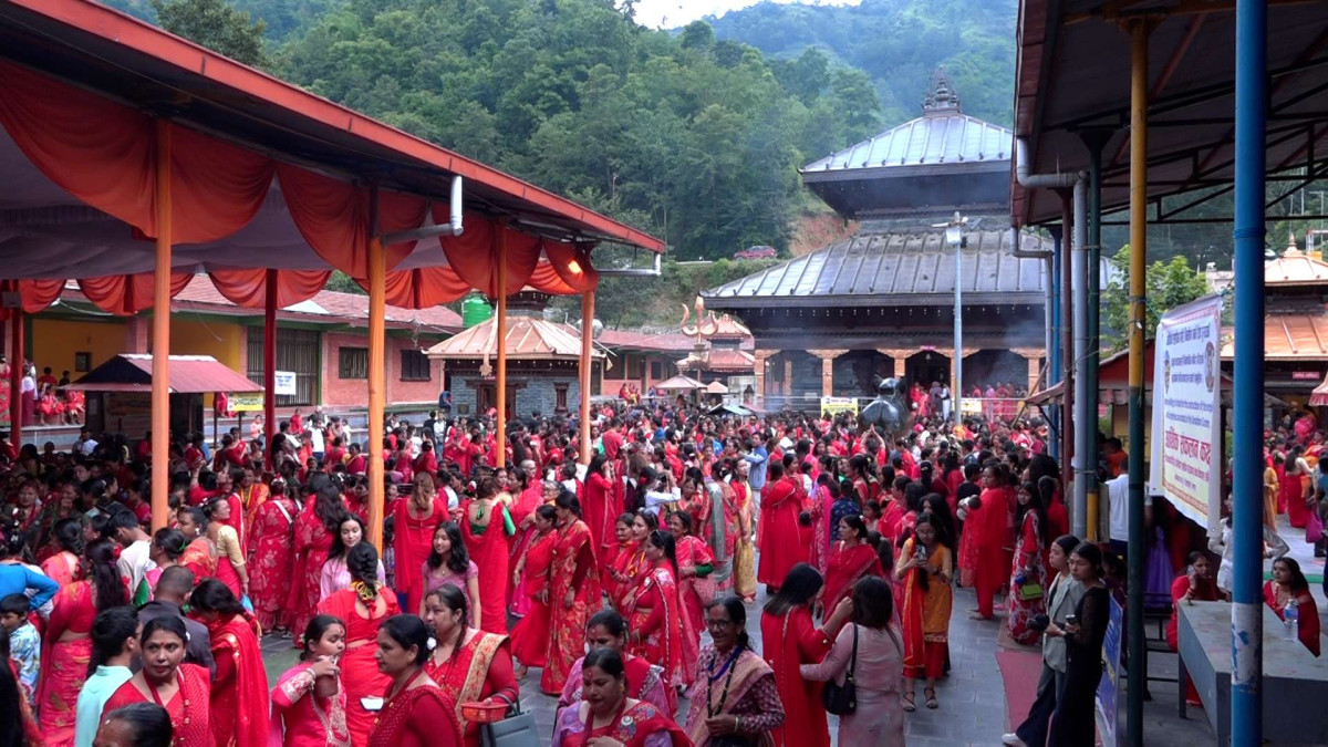 महादेव मन्दिरमा नाचगान र टिकटक बनाउनेको भीड
