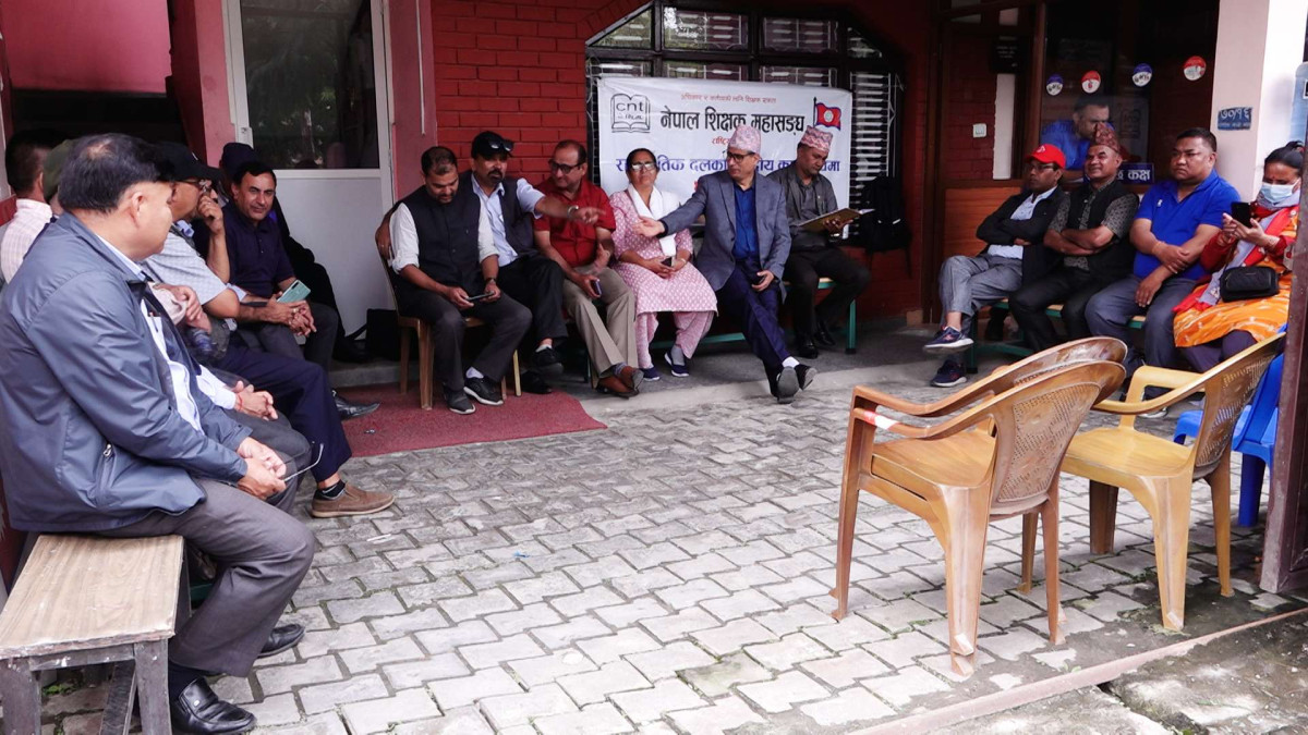 नेकपा एसको पार्टी कार्यालयमा शिक्षक महासंघको धर्ना