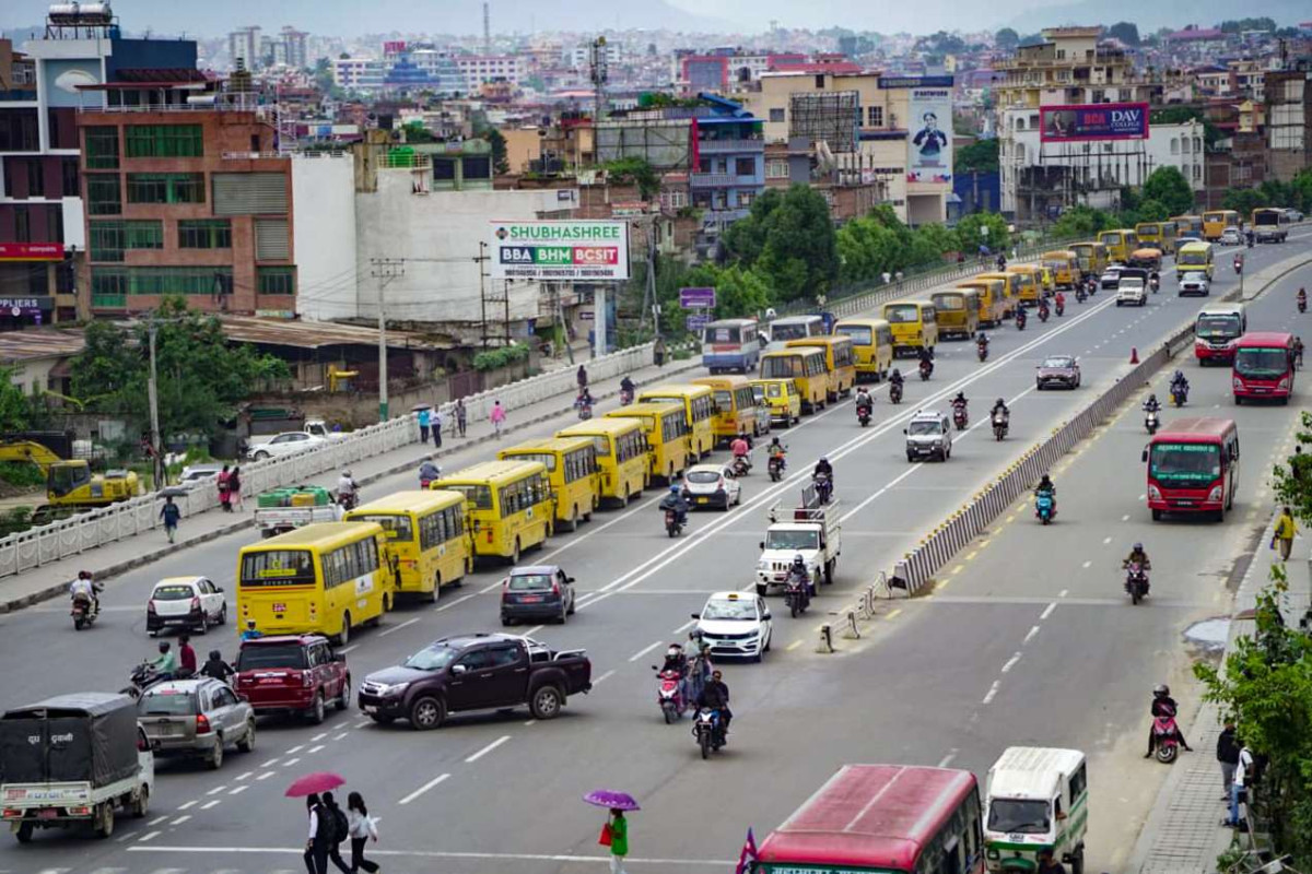 निजी विद्यालयहरुको बस र्याली सुरु
