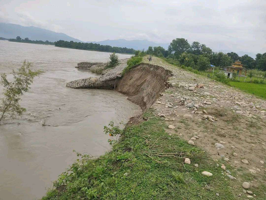 कर्णाली नदीले तटबन्ध बगाएपछि गाउँ जोखिममा