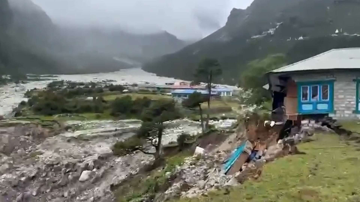 सप्तकोसीमा पानीको सतह बढ्दै, सोलुमा थामे खोलाले ५ घर बगायो