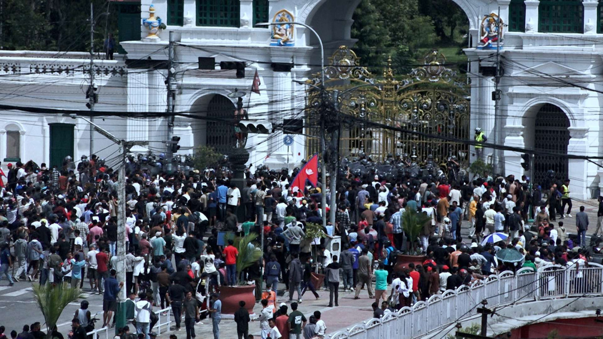 सिंहदरबारभित्रै  प्रवेश गरे प्रदर्शनकारी, लगाए सिंहदरबारको मूल गेटमा आगो