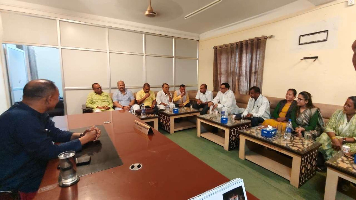 प्लास्टिकको कुर्सीमै बसेर मधेश प्रदेश सभा सुचारु गर्ने तयारी