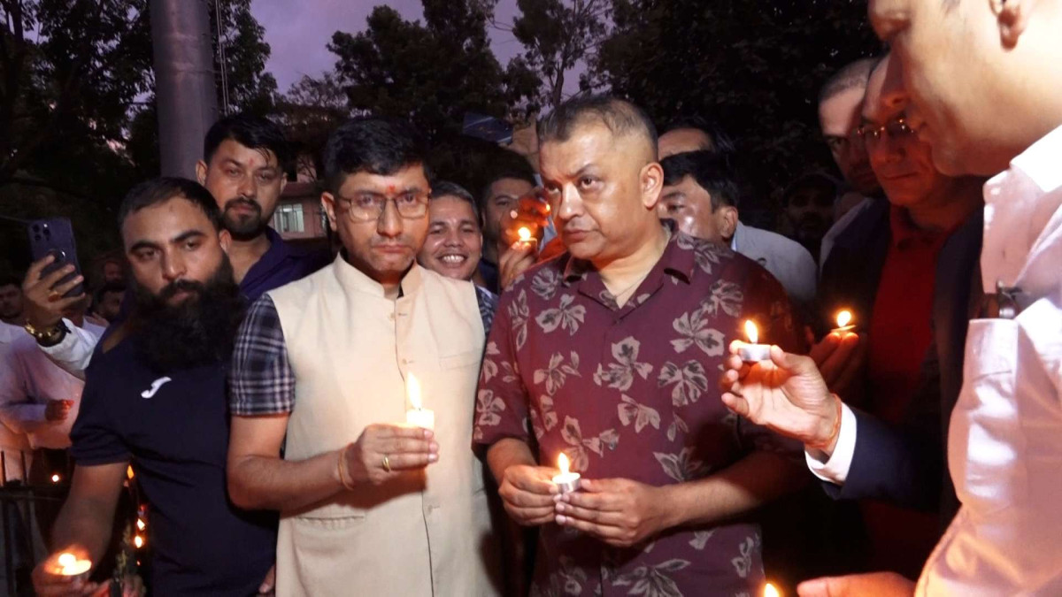गगन थापाले गरे जेनजी आन्दोलनका मृतकहरूको सम्झनामा  दीप प्रज्वलन