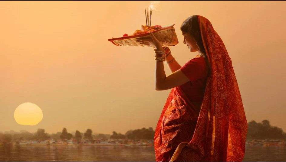 आज छठ पर्वको मुख्य दिन, अस्ताउँदो सूर्यलाई अघ्र्य दिइँदै