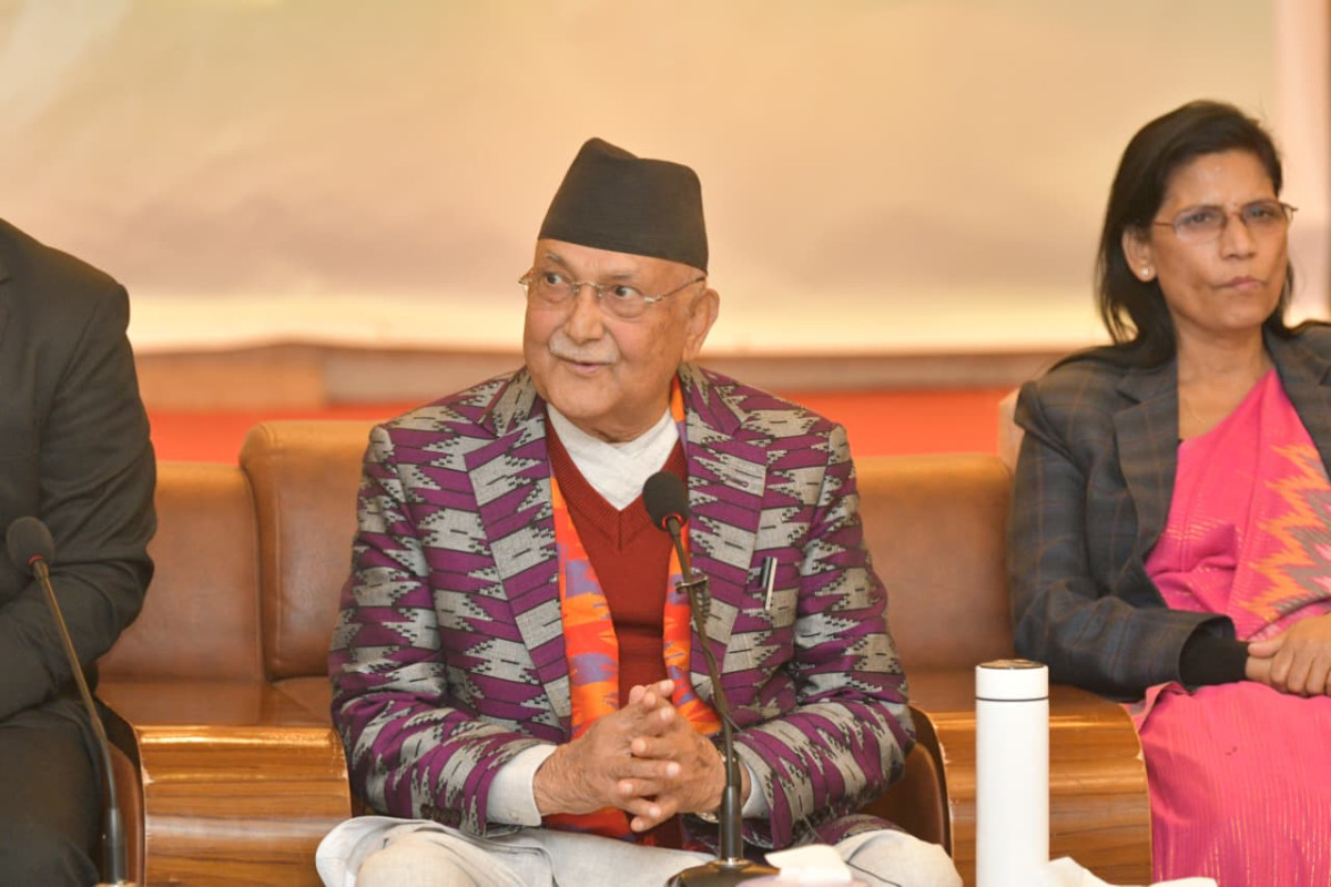 मिडिया ट्रायल बढेको ओलीको गुनासो : ‘हेडलाइनका लागि कुकुरको खुट्टा टोक्दैन एमाले’
