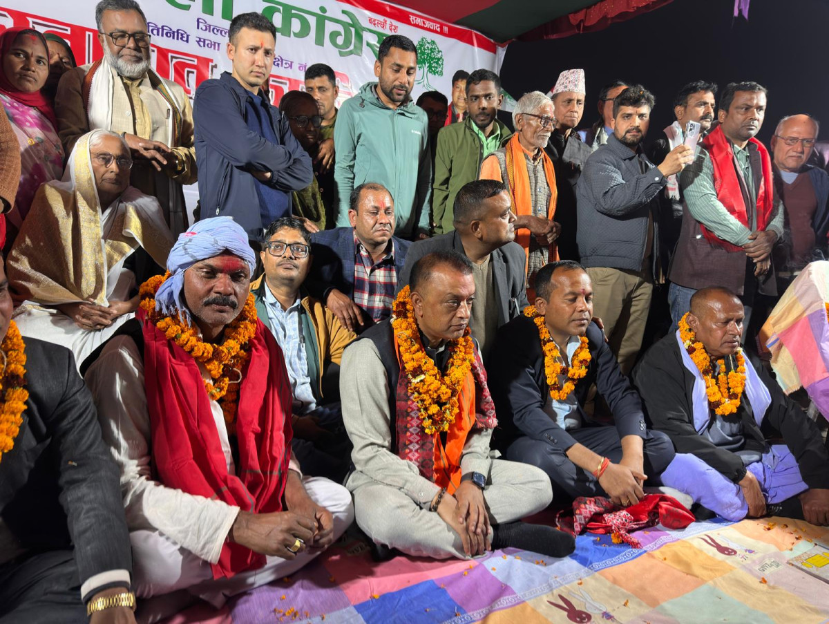 सिरहाको गोलबजारमा कांग्रेस सभापति थापाको भव्य स्वागत