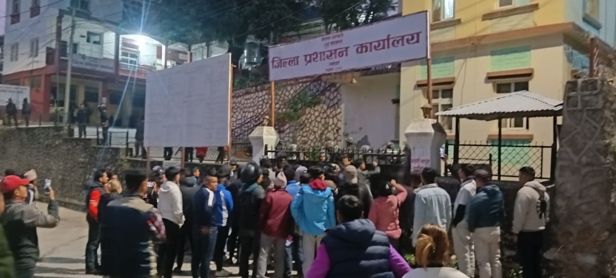 तामाकोसी बस दुर्घटना : प्रशासन–पीडितबीच ८ बुँदे सहमति, पोस्टमार्टम प्रक्रिया अघि बढ्ने