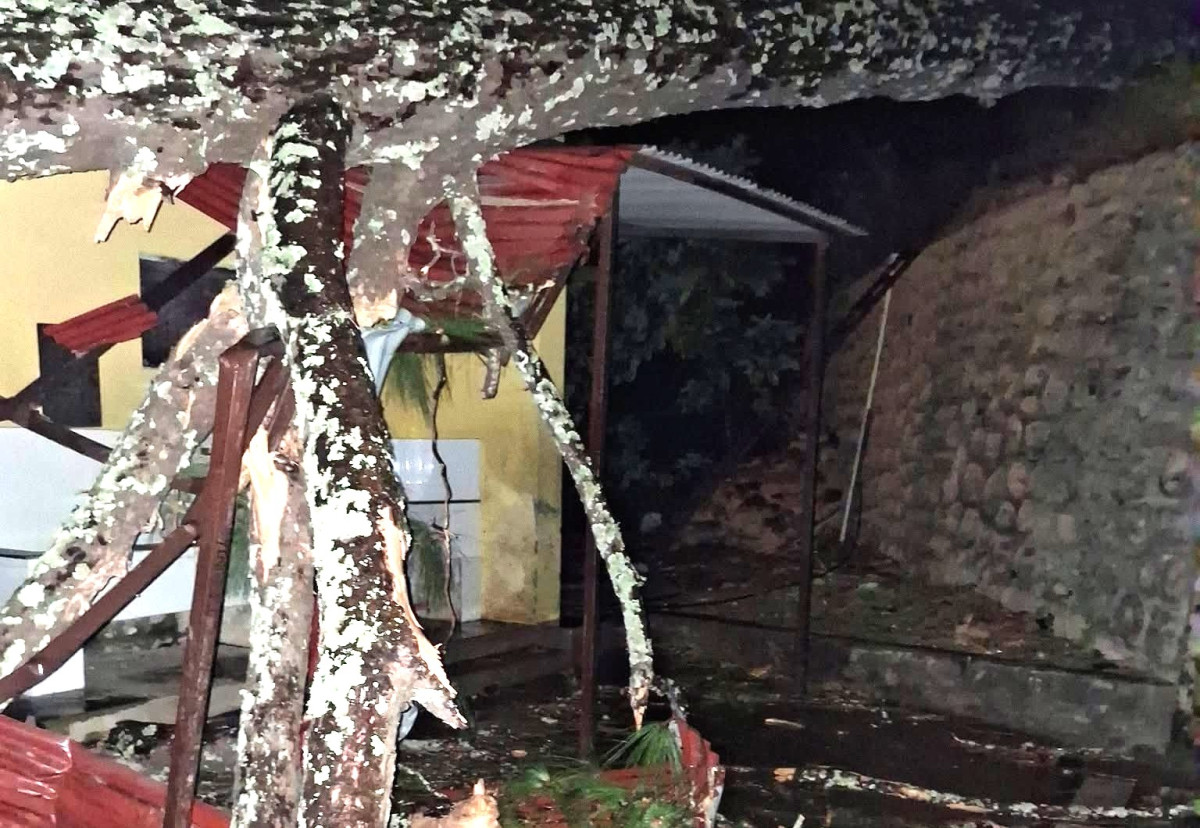 रामेछापमा १० वर्ष यताकै ठुला हावा– हुरी : विद्यालयका छाना उडे, विद्युत सेवा अवरुद्ध
