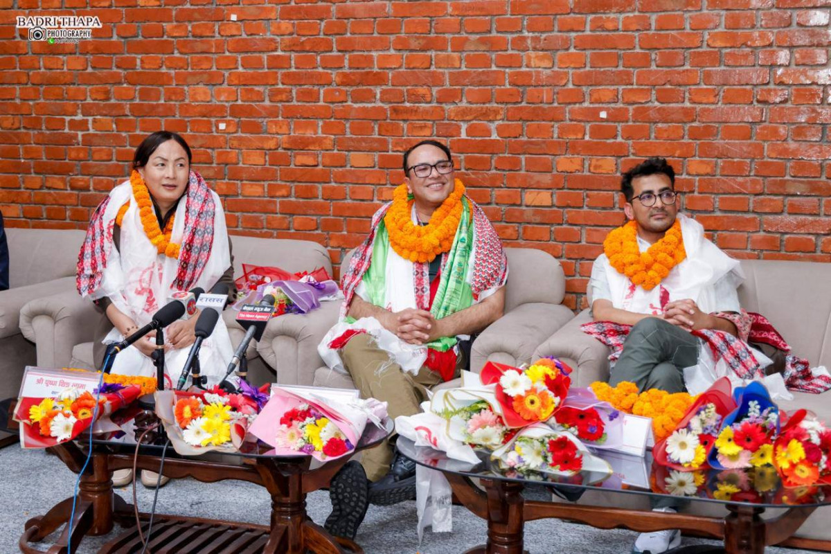 कान्सबाट फर्किएको ‘एलिफेन्ट्स इन द फग’ लाई एयरपोर्टमा गरियो स्वागत