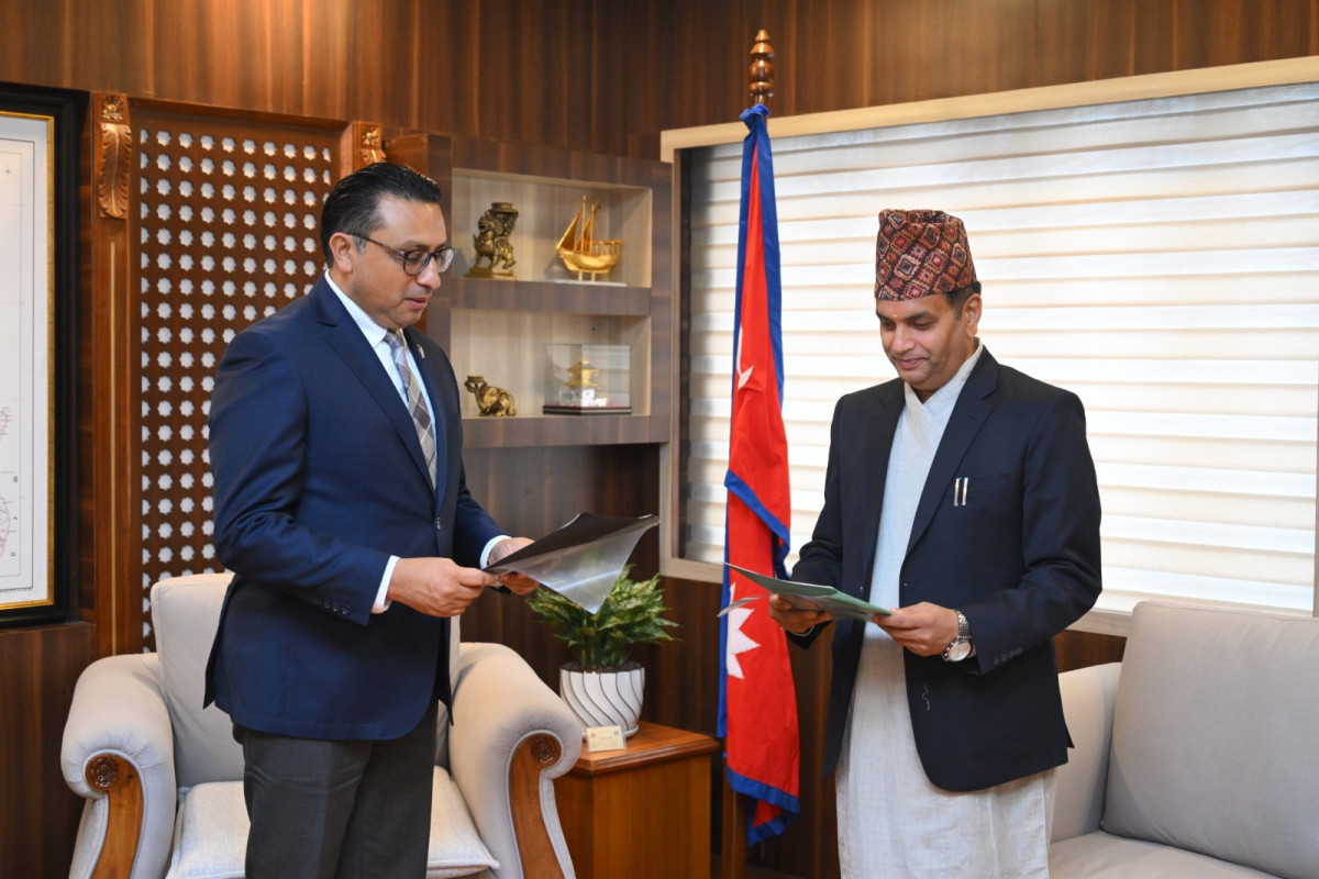 धितोपत्र बोर्ड अध्यक्ष भट्टले लिए शपथ, लगानीकर्ताको हितमा काम गर्न अर्थमन्त्री वाग्लेको निर्देशन