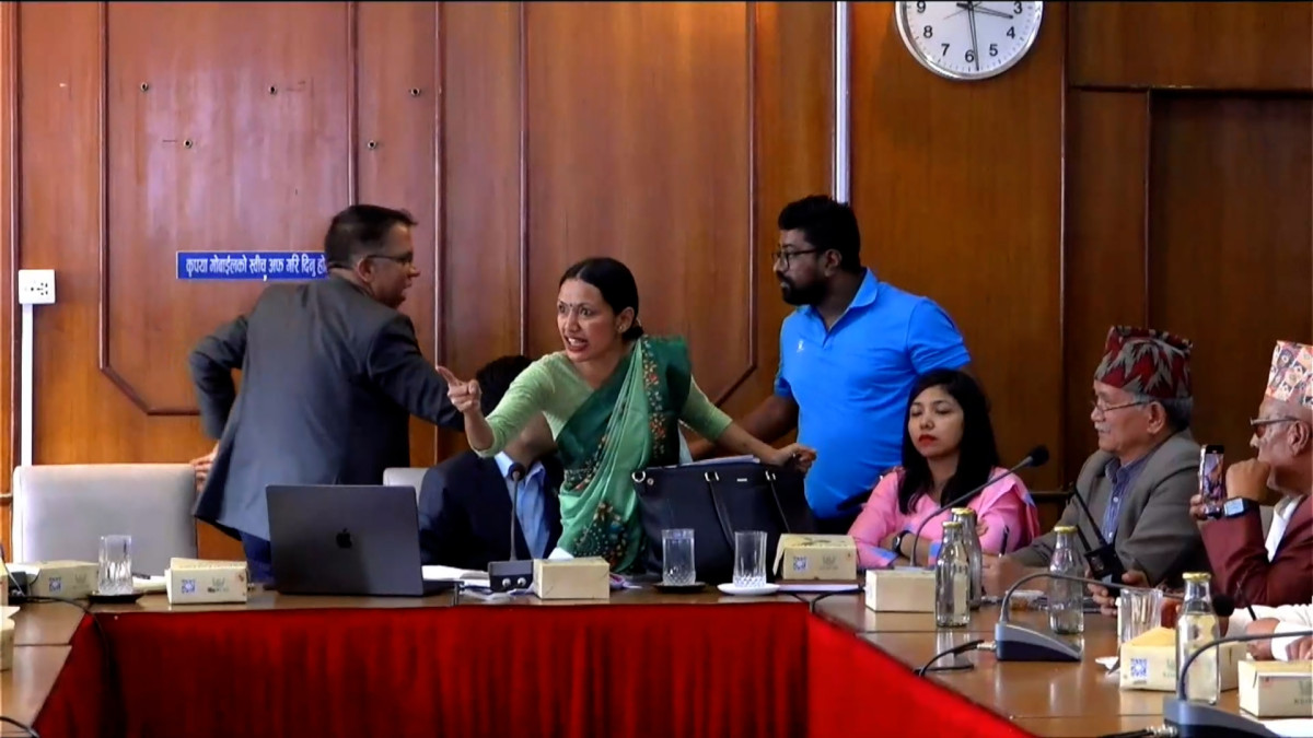 फोहोरमैला व्यवस्थापन समितिको बैठकमा चर्काचर्की , आशिका तामाङ रिसाएर झोला बोकेर निस्किइन्
